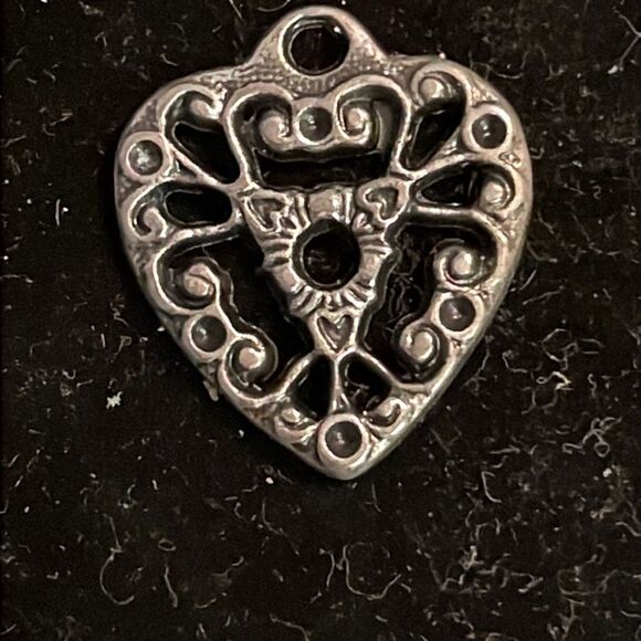 Vintage-1970s-0.75” silver tone scroll work heart charm/pendant with jump hoop - Picture 1 of 11